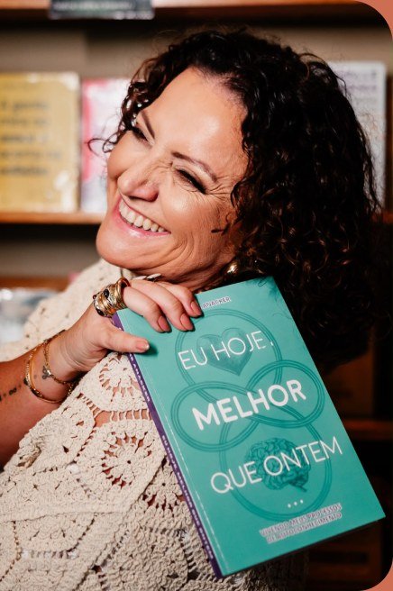 Foto Adriane com o livro